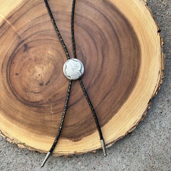 Siskiyiu USA Oregon 1989 Morgan Silver Dollar Western Genuine Leather Bolo Tie - Picture 1 of 10